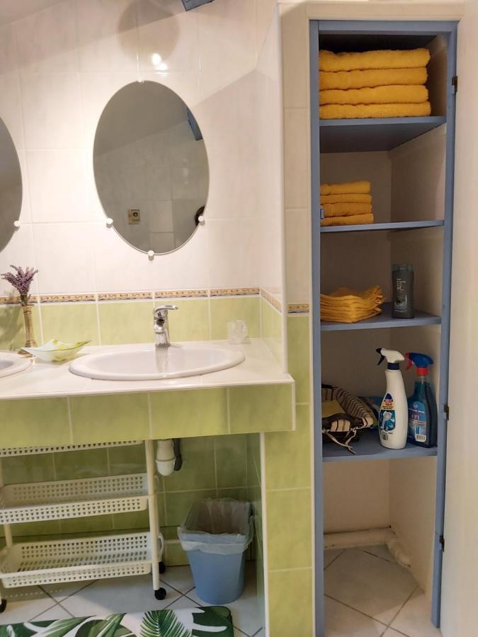 O Miroir... Sans Detour Dis-Moi Tout De Ce Sejour Francescas Luaran gambar